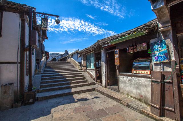 逃离违建房屋5